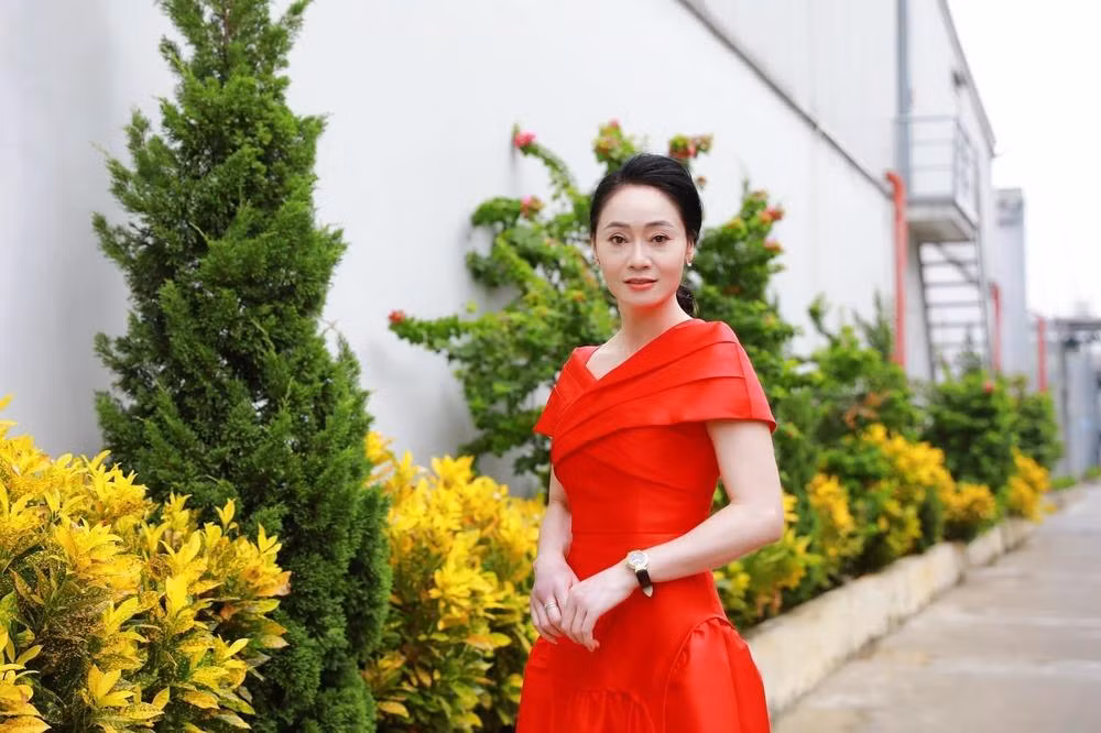 Dù việc thi thố chỉ là "một cú lừa" nhưng rõ ràng khi đứng cùng những quý bà khác, Bà Xuân trông trẻ trung và thanh mảnh hơn rất nhiều. Hình ảnh được cho là bà Xuân khi đi thi "Hương sắc thời gian" cũng "ra gì và này nọ" lắm chứ!