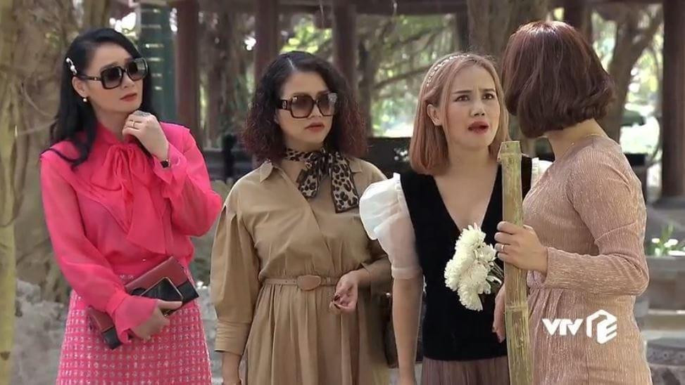 Trong phim "Hương vị tình thân", Quách Thu Phương chọn cho nhân vật của mình gu thời trang hơi màu mè.