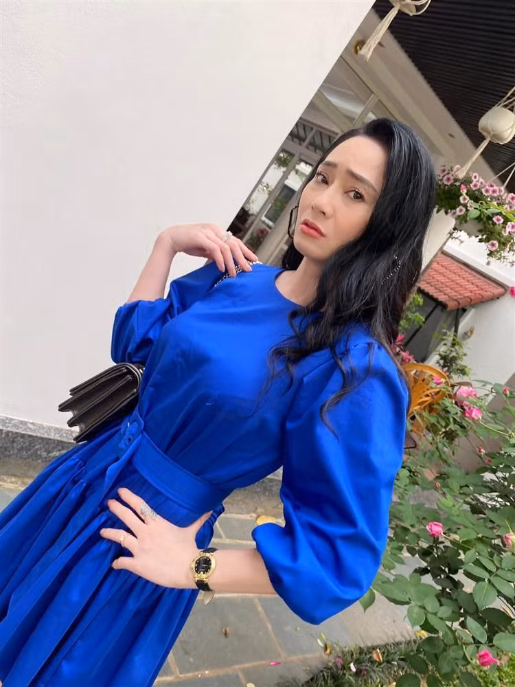 Những bộ đầm dài có màu sắc bắt mắt luôn đi kèm với các loại phụ kiện sang chảnh.