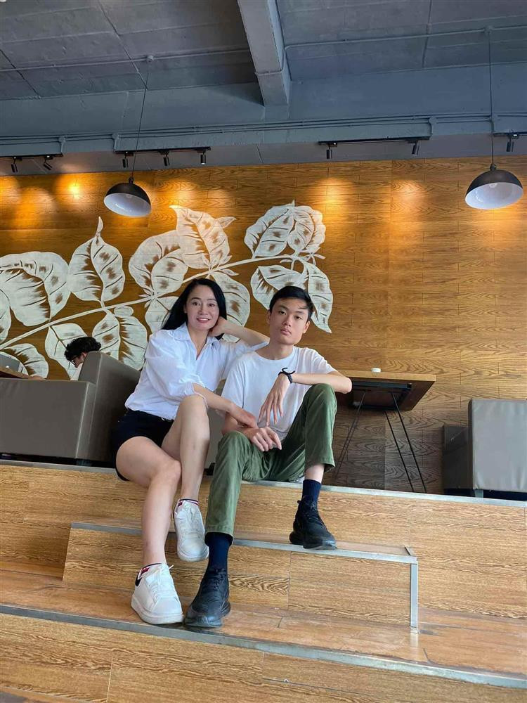 Vóc dáng của bà mẹ sinh năm 1977 cũng cực kỳ mảnh mai, gọn gàng.