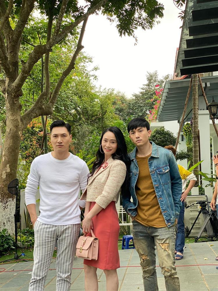 Tuy nhiên, ai chê Phương Oanh thì chê chứ không ai chê Quách Thu Phương bởi dù màu mè hoa lá nhưng vai bà Xuân hiện lên đúng nghĩa bà chủ nhà họ Hoàng.