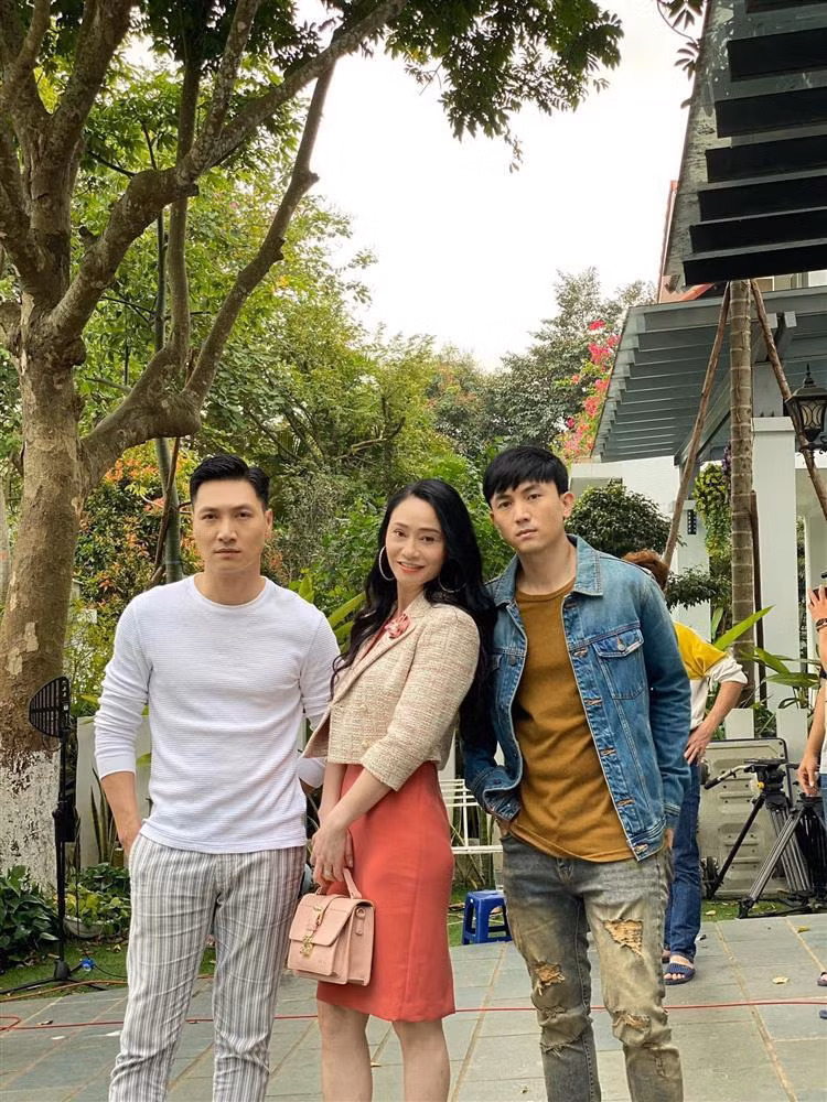 Tuy nhiên, ai chê Phương Oanh thì chê chứ không ai chê Quách Thu Phương bởi dù màu mè hoa lá nhưng vai bà Xuân hiện lên đúng nghĩa bà chủ nhà họ Hoàng.