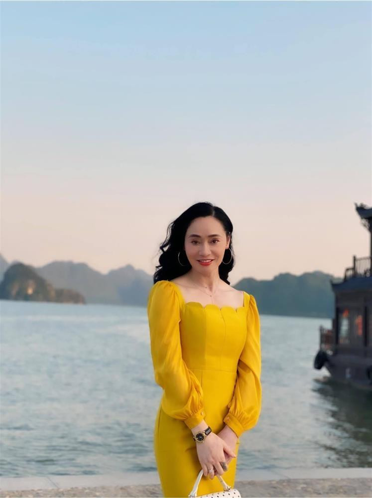 Bà Xuân cũng không chọn style búi hay xoăn xù mì già nua mà xoăn lơi buông xoã cực kỳ trẻ trung.