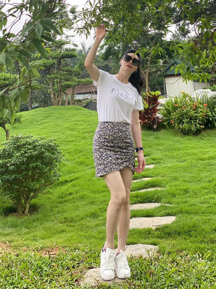Cô chẳng ngại hack tuổi với các item "thiếu nữ" như chân váy ngắn, áo phông, sneaker...