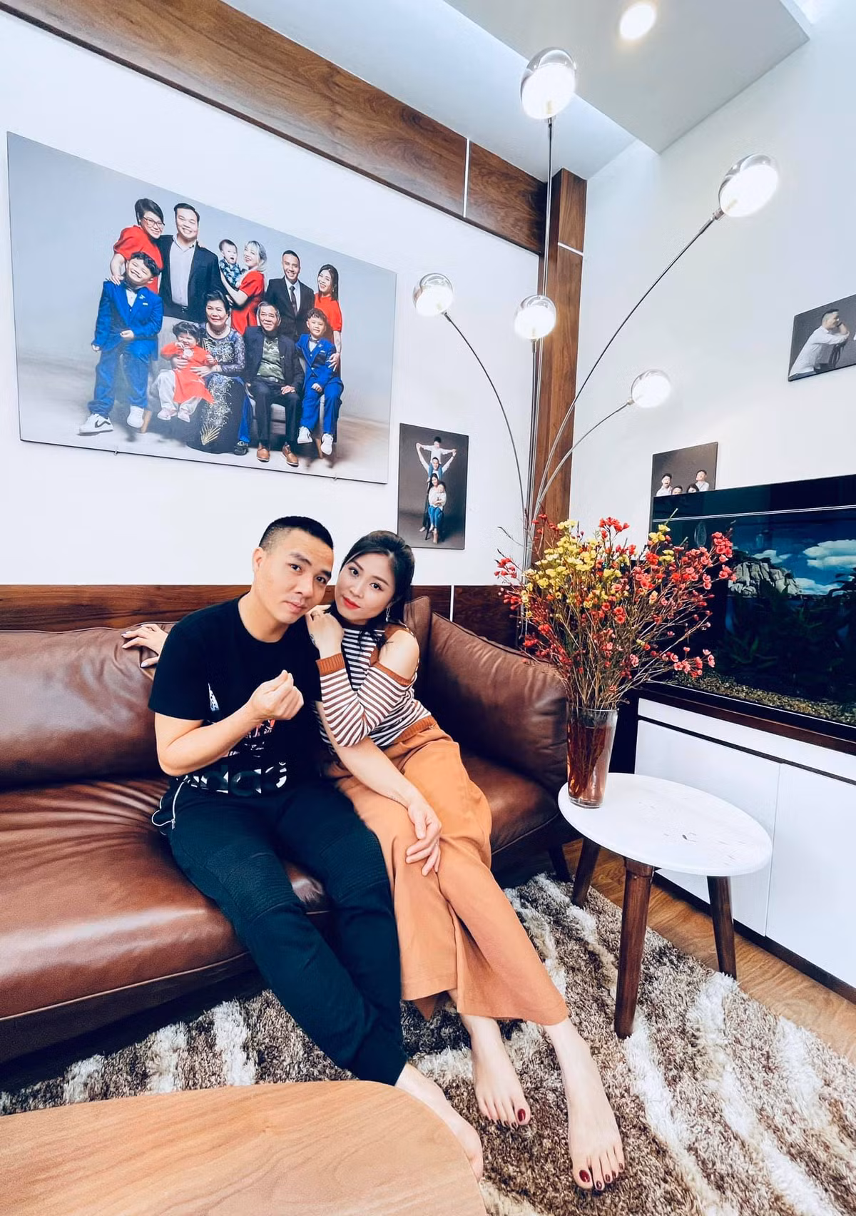 Sao việt hôm nay 8/3: MC Hoàng Linh - MC của chương trình Chúng tôi là chiến sĩ đăng loạt ảnh ngọt ngào bên chồng kèm stutas hài hước "Nghĩ vẫn thấy thương anh Hùng, thế nào lớ ngớ vớ... của nợ".