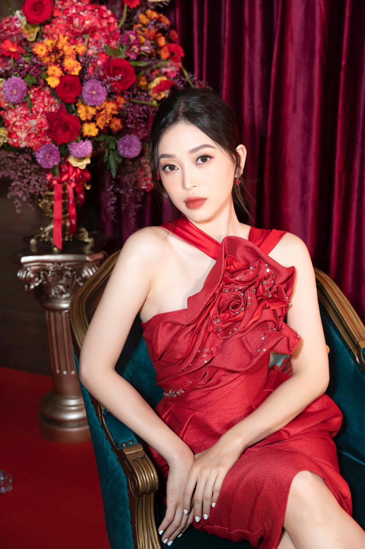 Á hậu Phương Nga gợi cảm với váy đỏ.