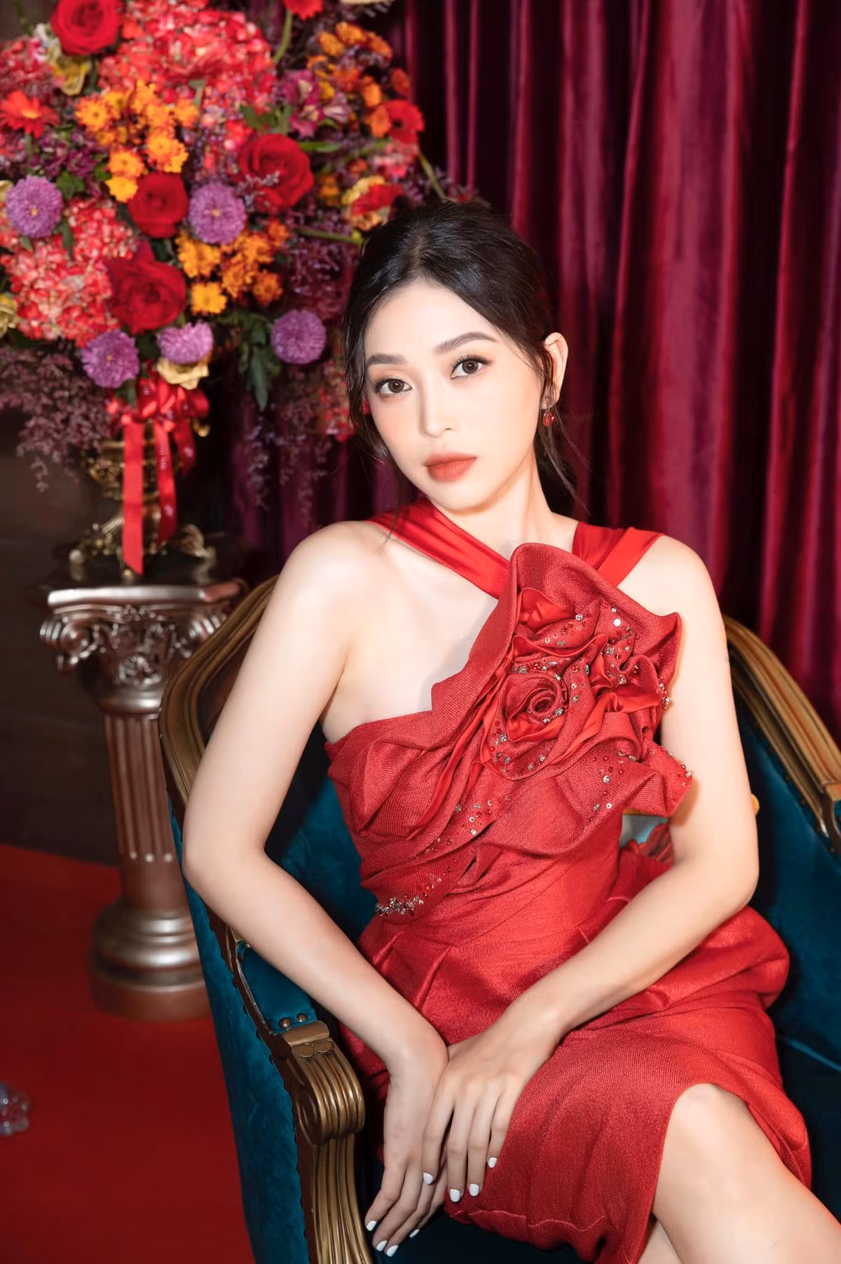 Á hậu Phương Nga gợi cảm với váy đỏ.