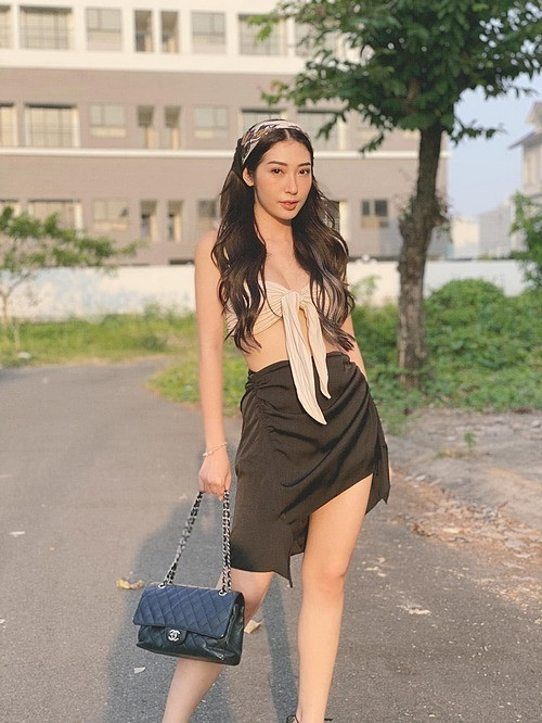 Ca sĩ Khổng Tú Quỳnh mặc sexy.