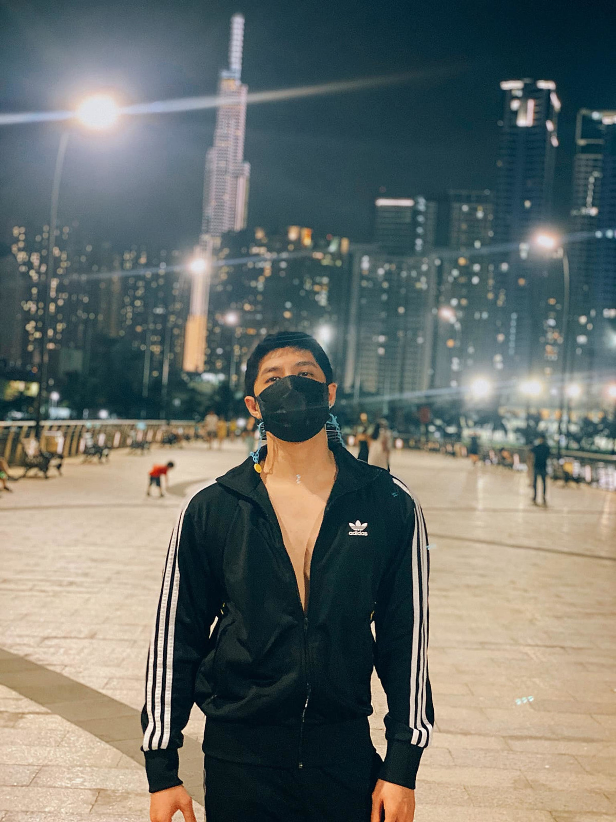 Noo Phước Thịnh đăng ảnh và tâm sự: ''Đừng để những thứ lấp lánh ngoài kia làm nhoè mắt em .... Mà quên rằng trong tay em đang nắm là vì sao đẹp nhất dãy ngân hà... Anh không thuộc về những thứ xa hoa, lộng lẫy... nhưng đầy phù phiếm và hỗn tạp. Anh là điều dung dị, đơn giản.... nhưng vô giá''.