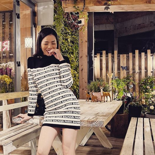 “Nếu bạn nhìn thấy những điều ngọt ngào mà vẫn nói lời cay đắng, chứng tỏ bạn thường ăn quá nhiều đắng cay nên miệng bạn bị quen vị mất rồi”, Lệ Quyên viết.