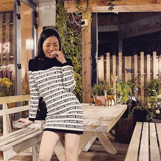 “Nếu bạn nhìn thấy những điều ngọt ngào mà vẫn nói lời cay đắng, chứng tỏ bạn thường ăn quá nhiều đắng cay nên miệng bạn bị quen vị mất rồi”, Lệ Quyên viết.