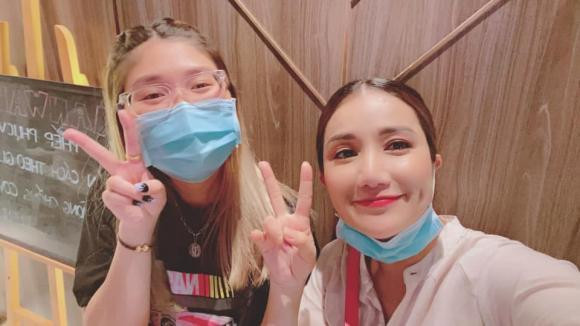 Cát Tường nhắn nhủ đến con gái: "Sinh nhật 19 tuổi, con gái bắt đầu trở thành người lớn rồi. 19 tuổi bằng con ngày xưa mẹ đã đậu tiếng hát Truyền hình, bắt đầu trở thành người của công chúng và bắt đầu đi hát kiếm được tiền. Con muốn giống mẹ theo nghề mẹ thì bắt đầu đi kẻo muộn và quan trọng hơn cả vẫn là những giá trị gia đình con nhé. Ông Bà ngoại đã sắp 70, mẹ cũng không phải mạnh khỏe hoài, nhiều show hoài, nổi tiếng được hoài để lo cho gia đình mình. Con phải có ý thức hổ trợ và thay thế mẹ. Cố lên con gái, sứ mạng con hơi lớn đó, ai biểu trước giờ không cho mẹ đẻ thêm em bé thì giờ ráng chịu".