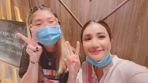 Cát Tường nhắn nhủ đến con gái: "Sinh nhật 19 tuổi, con gái bắt đầu trở thành người lớn rồi. 19 tuổi bằng con ngày xưa mẹ đã đậu tiếng hát Truyền hình, bắt đầu trở thành người của công chúng và bắt đầu đi hát kiếm được tiền. Con muốn giống mẹ theo nghề mẹ thì bắt đầu đi kẻo muộn và quan trọng hơn cả vẫn là những giá trị gia đình con nhé. Ông Bà ngoại đã sắp 70, mẹ cũng không phải mạnh khỏe hoài, nhiều show hoài, nổi tiếng được hoài để lo cho gia đình mình. Con phải có ý thức hổ trợ và thay thế mẹ. Cố lên con gái, sứ mạng con hơi lớn đó, ai biểu trước giờ không cho mẹ đẻ thêm em bé thì giờ ráng chịu".