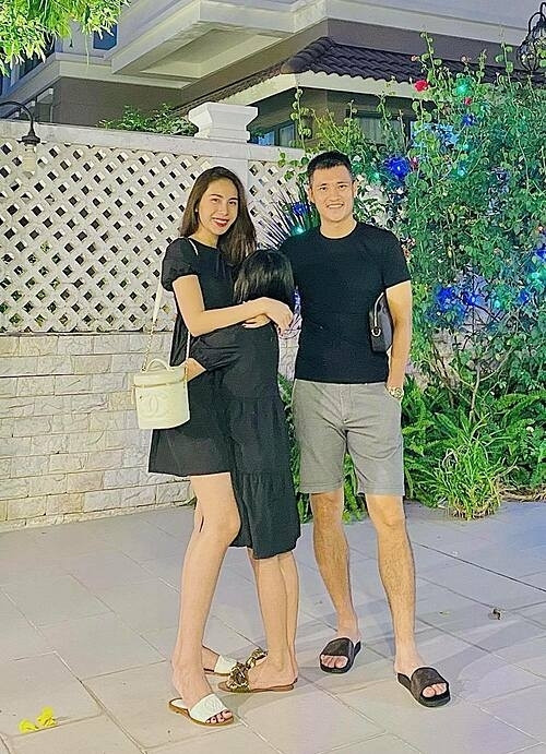 Thuỷ Tiên chia sẻ về con gái Bánh Gạo: "Không hẹn mà cả nhà mạnh ai đi thay đồ mà đều chọn áo đen, nên kéo nhau ra vườn chụp tấm hình làm kỷ niệm. Em Gạo 8 tuổi mà đứng đến vai mẹ rồi. Đẻ đứa con không giống mẹ một cái nét gì trừ mình dây ốm nhom dài thòn như con khô mực vậy". Con gái đã cao lớn, chững chạc nhưng vợ chồng Công Vinh vẫn giấu kín mặt để giữ gì sự riêng tư cho con.