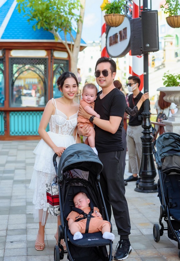 Dương Khắc Linh tranh thủ đưa vợ và 2 con ra Phú Quốc du lịch khi anh có chuyến công tác tại đây.