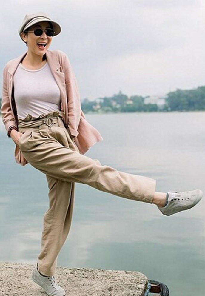 MC Kỳ Duyên thích thú tạo dáng bên Hồ Xuân Hương (Đà Lạt).