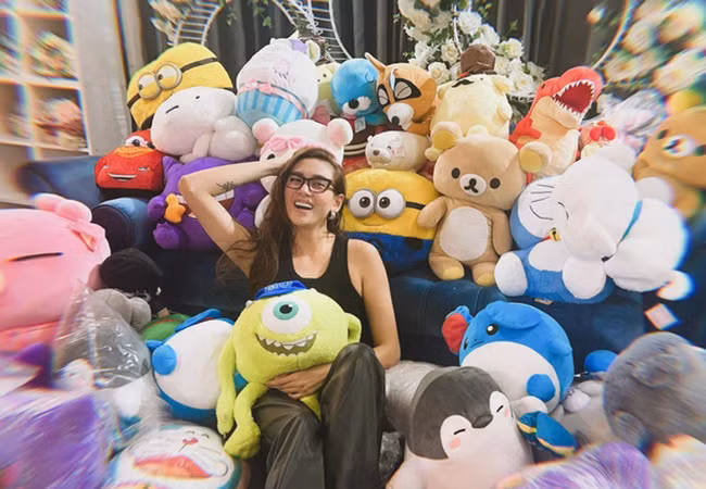 Võ Hoàng Yến tự hào với phòng chứa đầy thú nhồi bông do fan tặng.