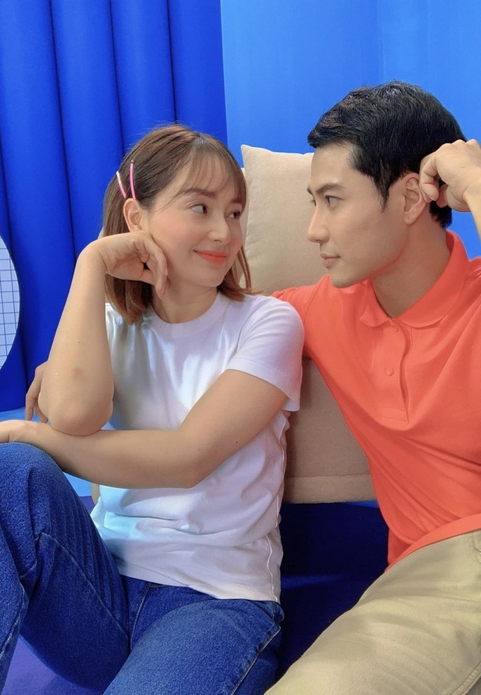 Lan Phương và Thanh Sơn nhìn nhau tình cảm sau hậu trường. Cả hai đang kết hợp trong một dự án phim mới.
