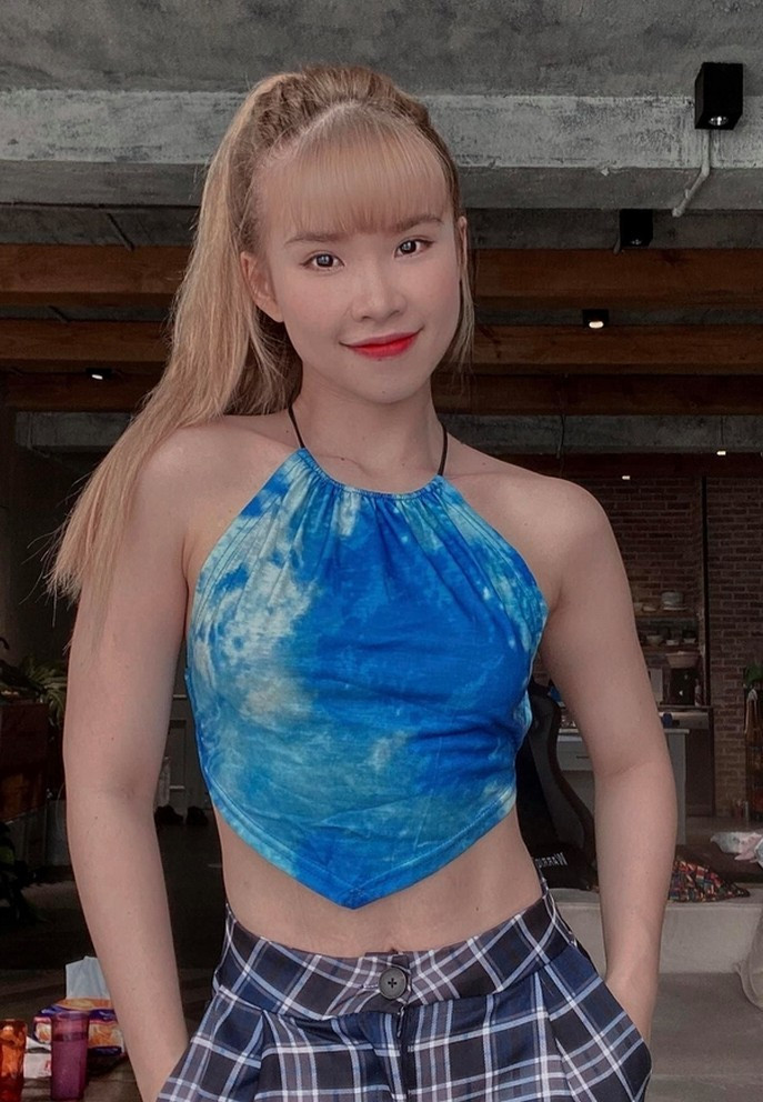 Khởi My diện áo dáng yếm khoe eo thon. Nữ ca sĩ hài hước nhận xét thân hình của mình là "bức tường bền vững theo năm tháng".