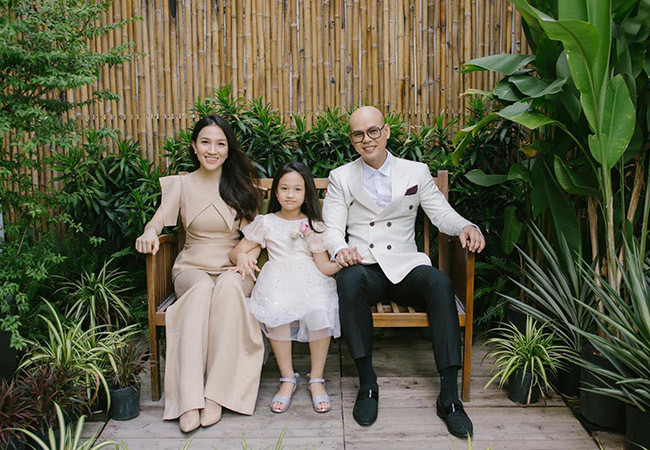 Phan Đình Tùng hạnh phúc bên vợ và cô con gái lớn trong bộ ảnh mới chụp.