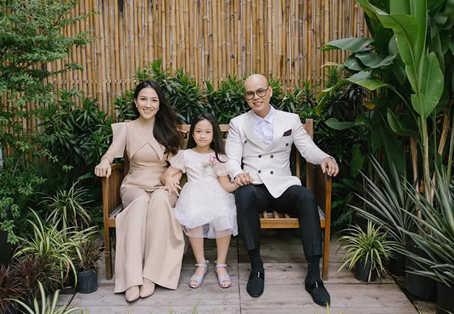 Phan Đình Tùng hạnh phúc bên vợ và cô con gái lớn trong bộ ảnh mới chụp.