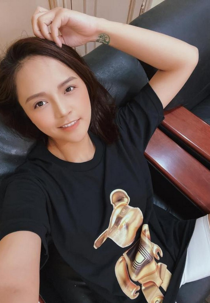 Thu Quỳnh dù bị ốm vẫn ráng tươi tỉnh chụp ảnh đăng facebook.