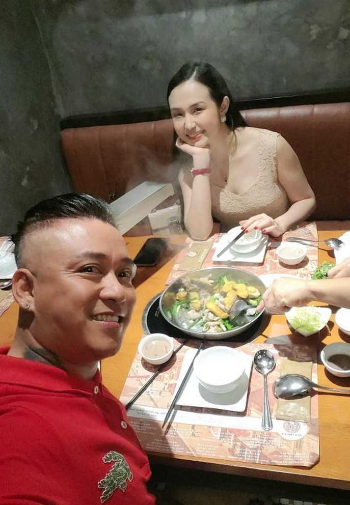 Sao Việt Tuấn Hưng dẫn bà xã đi ăn món chả cá cô yêu thích.