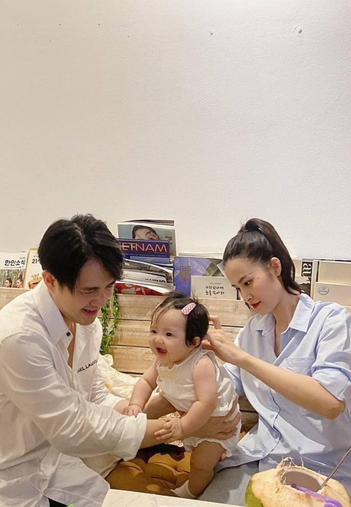 Đông Nhi - Ông Cao Thắng được khen ngợi vì khéo chăm con. Con gái của nữ ca sĩ mới 6 tháng nhưng cứng cáp, bụ bẫm.