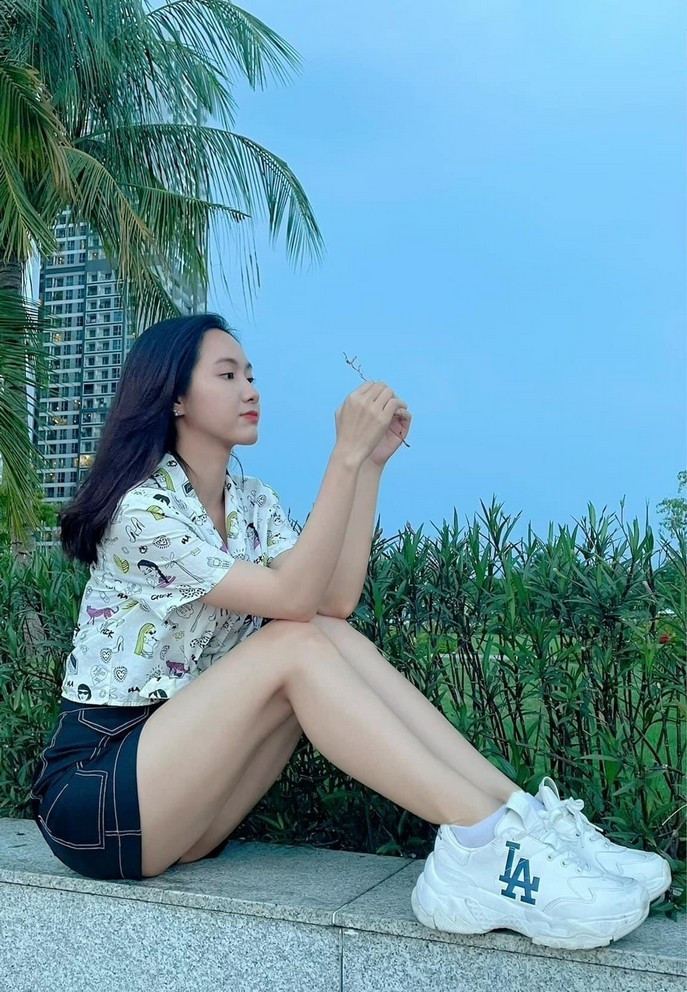 Jang Mi trẻ trung xuống phố ngày cuối tuần.