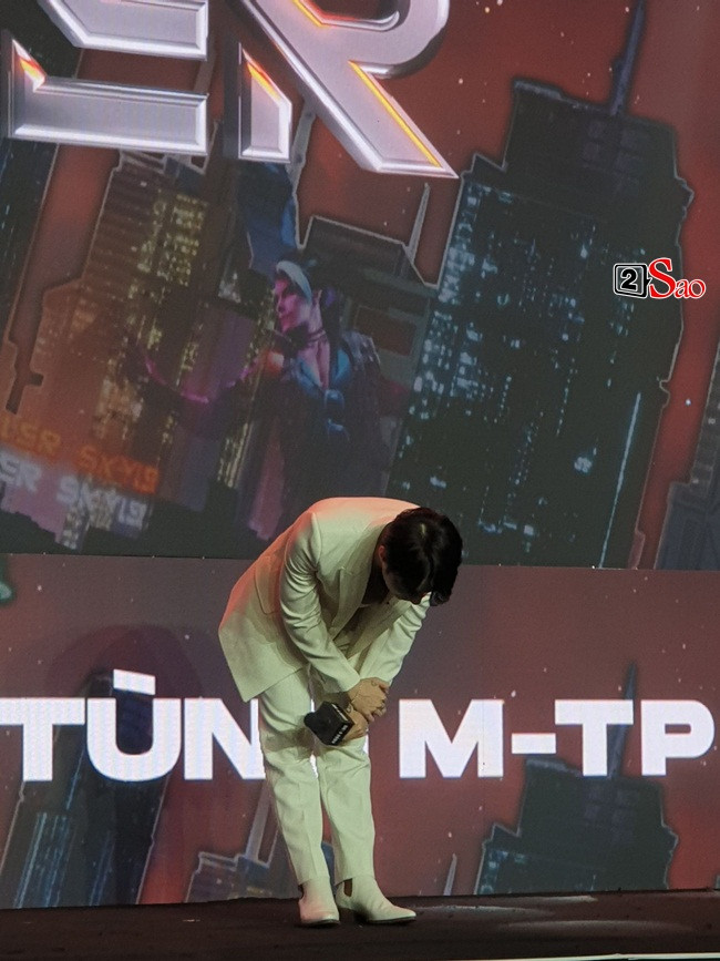 ##ss###style="text-decoration: underline;">Sơn Tùng cúi đầu chào mọi người sau khi kết thúc phần giao lưu. Anh đến và đi "như một cơn gió".