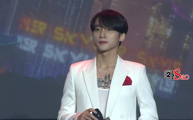 Giới truyền thông không thể tiếp cận nam ca sĩ để trao đổi thêm về lùm xùm những ngày qua.