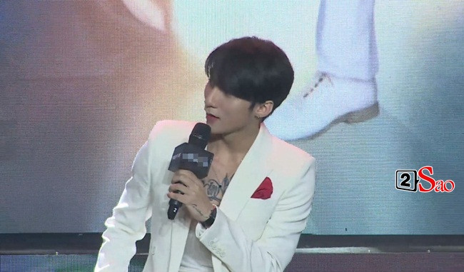 Sơn Tùng M-TP xuất hiện với dáng vẻ gầy đi trông thấy.