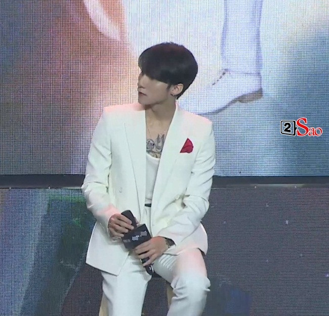 uổi họp báo được livestream trực tiếp trên MXH, không ít cư dân mạng để lại bình luận cho rằng nam ca sĩ gầy đi, mặt nhọn hơn.