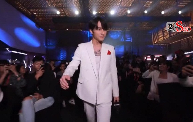 Nam ca sĩ xuất hiện với bộ suit trắng lịch lãm, nhưng ngoại hình gầy đi trông thấy giữa ồn ào chia tay Thiều Bảo Trâm.