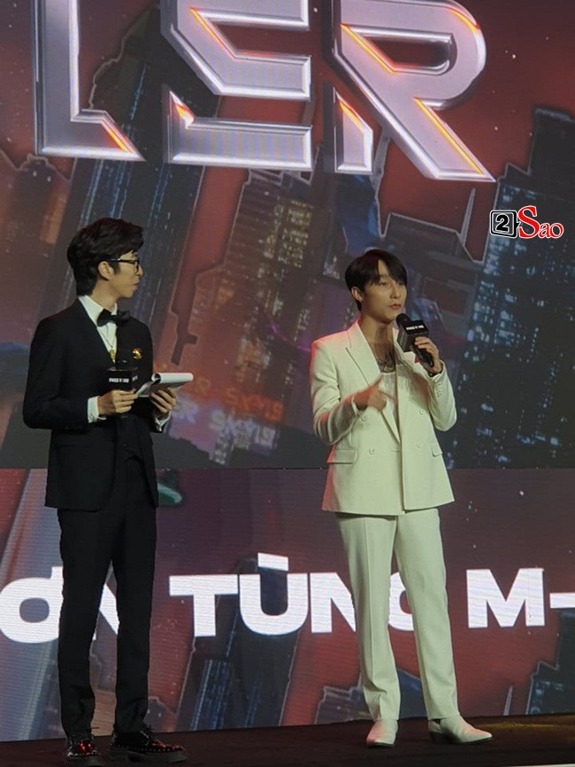 ộ suit trắng không giấu nổi thân hình "mỏng" của ngôi sao ca nhạc.