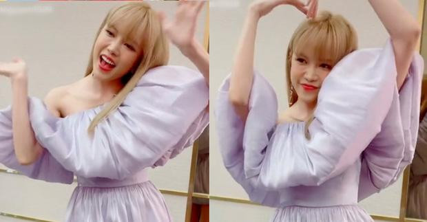 Trong những clip được quay, dù không có sự chuẩn bị cô vẫn cực kỳ xinh xắn. Nữ ca sĩ nổi bật với làn da trắng, nụ cười rạng rỡ và vóc dáng nuột nà, thanh mảnh. Tuy nhiên ở góc quay cận hơn, Nếp nhăn, bọng mắt của nữ ca sĩ vẫn bị netizen soi kĩ.