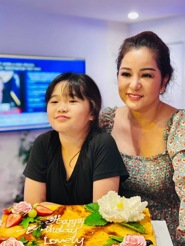 Thúy Nga kết hôn năm 2010 và cô cùng chồng sang Mỹ định cư và có con gái Nguyệt Cát. Tuy nhiên, cuộc hôn nhân của nữ danh hài cũng đổ vỡ, Thúy Nga làm mẹ đơn thân trên đất Mỹ.