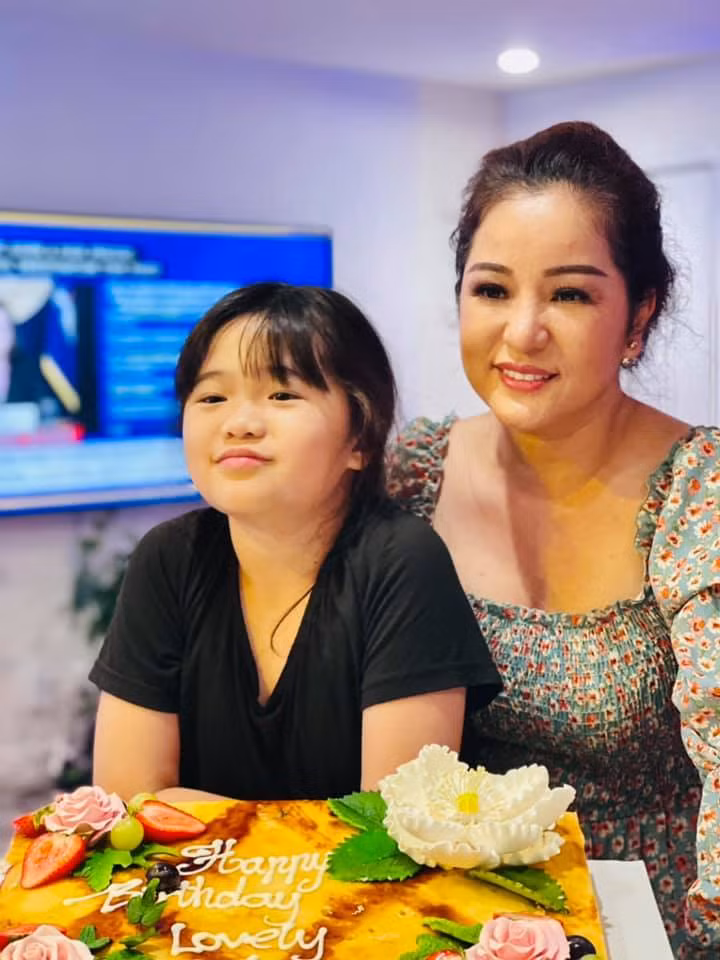 Thúy Nga kết hôn năm 2010 và cô cùng chồng sang Mỹ định cư và có con gái Nguyệt Cát. Tuy nhiên, cuộc hôn nhân của nữ danh hài cũng đổ vỡ, Thúy Nga làm mẹ đơn thân trên đất Mỹ.