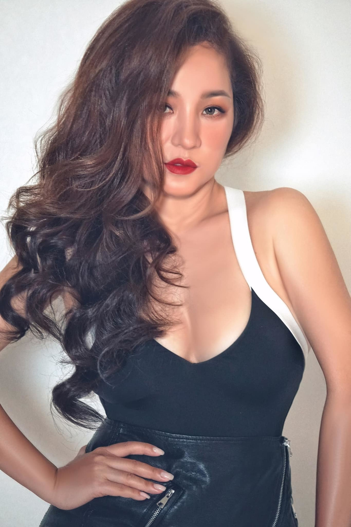 br/> Mới đây, nghệ sĩ Thúy Nga vừa đăng tải loạt ảnh nóng bỏng trên trang cá nhân. Nữ nghệ sĩ diện trang phục bó sát, khoét ngực gợi cảm và sử dụng lối trang điểm trẻ trung.