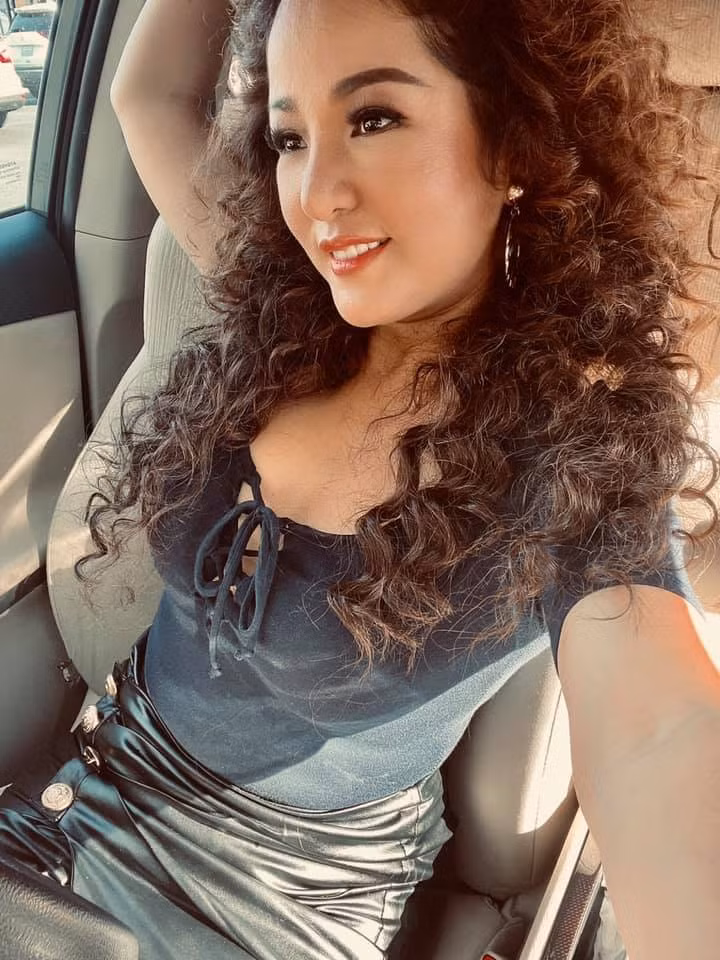 "Tôi nghĩ, phụ nữ bất cứ tuổi nào cũng nên làm đẹp để cuộc sống không bị nhàm chán và cảm thấy tự tin hơn khi bước ra ngoài", Thúy Nga nói.