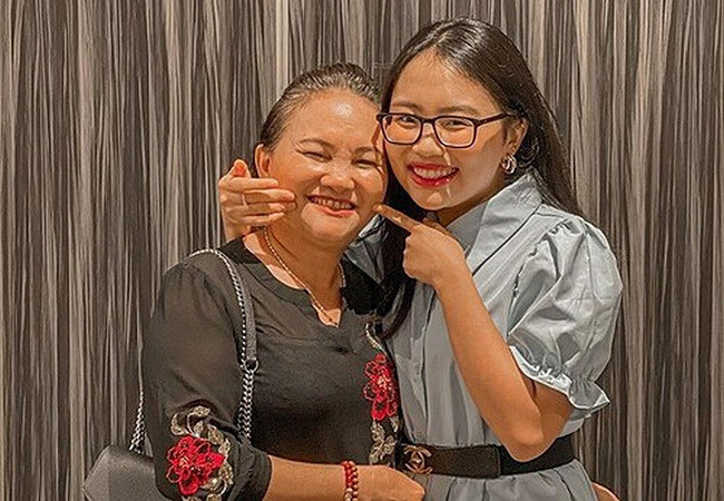 Phương Mỹ Chi biểu cảm hài hước bên mẹ ruột trong ngày sinh nhật của bà.