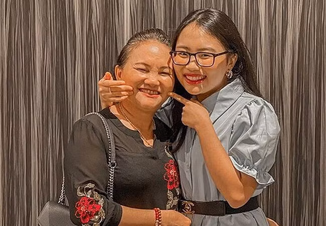 Phương Mỹ Chi biểu cảm hài hước bên mẹ ruột trong ngày sinh nhật của bà.