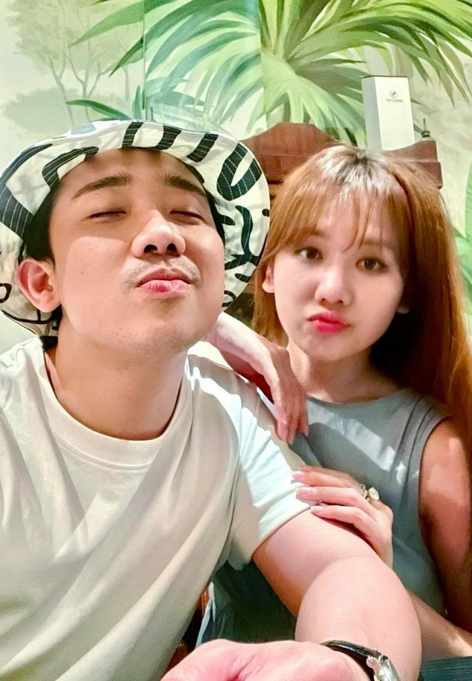 "Đừng giả bộ nhõng nhẽo nha con người kia", Trấn Thành trêu chọc bà xã Hari Won.