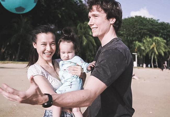 MC Hoàng Oanh đi dạo bãi biển cùng chồng con tại Singapore.