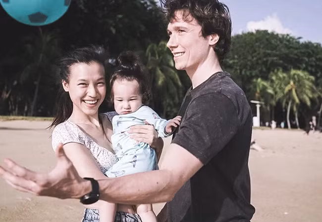 MC Hoàng Oanh đi dạo bãi biển cùng chồng con tại Singapore.