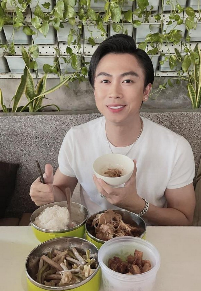 Hồ Việt Trung hạnh phúc với bữa cơm do đích thân mẹ chuẩn bị mang lên phim trường.