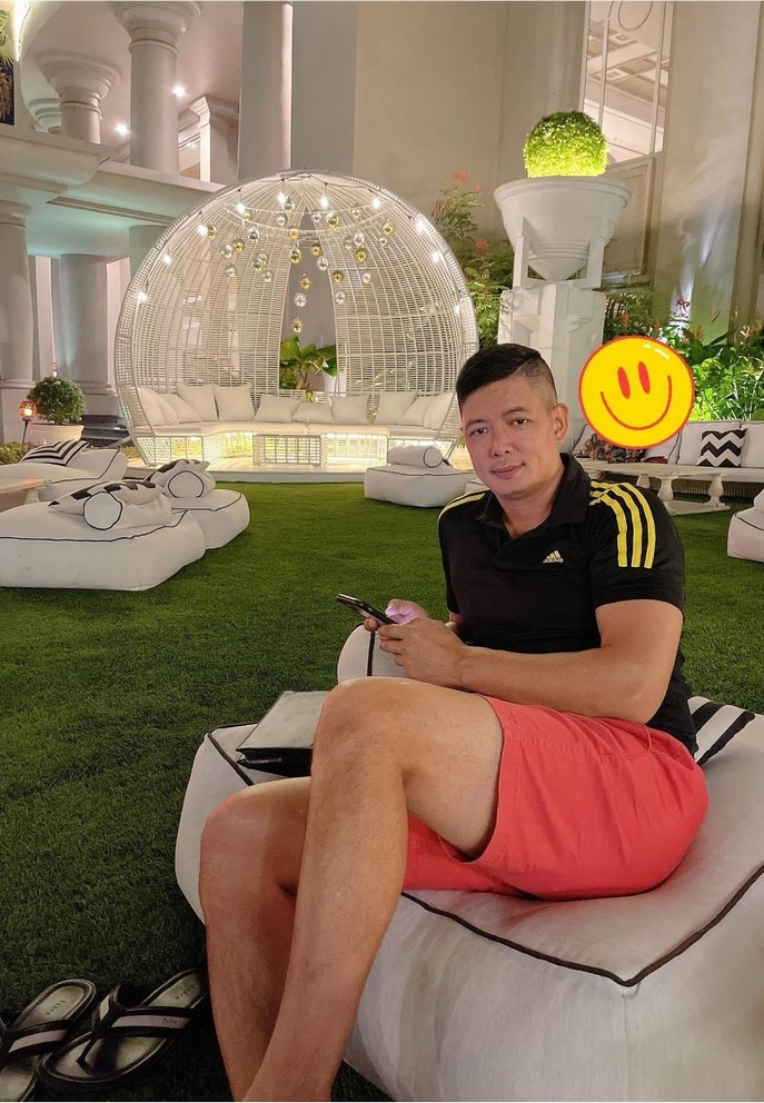 MC Bình Minh đăng ảnh điển trai, chúc mọi người có ngày nghỉ lễ nhiều niềm vui.