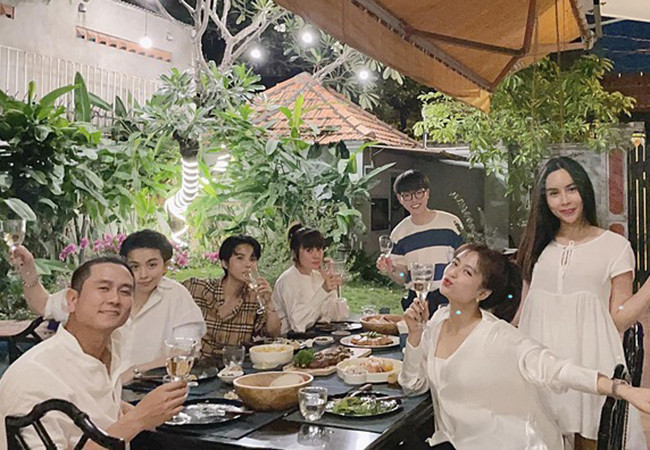 Hội ca sĩ trẻ Gil Lê, Hoàng Thùy Linh, Vũ Cát Tường và Đức Phúc tụ tập ăn uống tại nhà của nhạc sĩ Hồ Hoài Anh - Lưu Hương Giang.