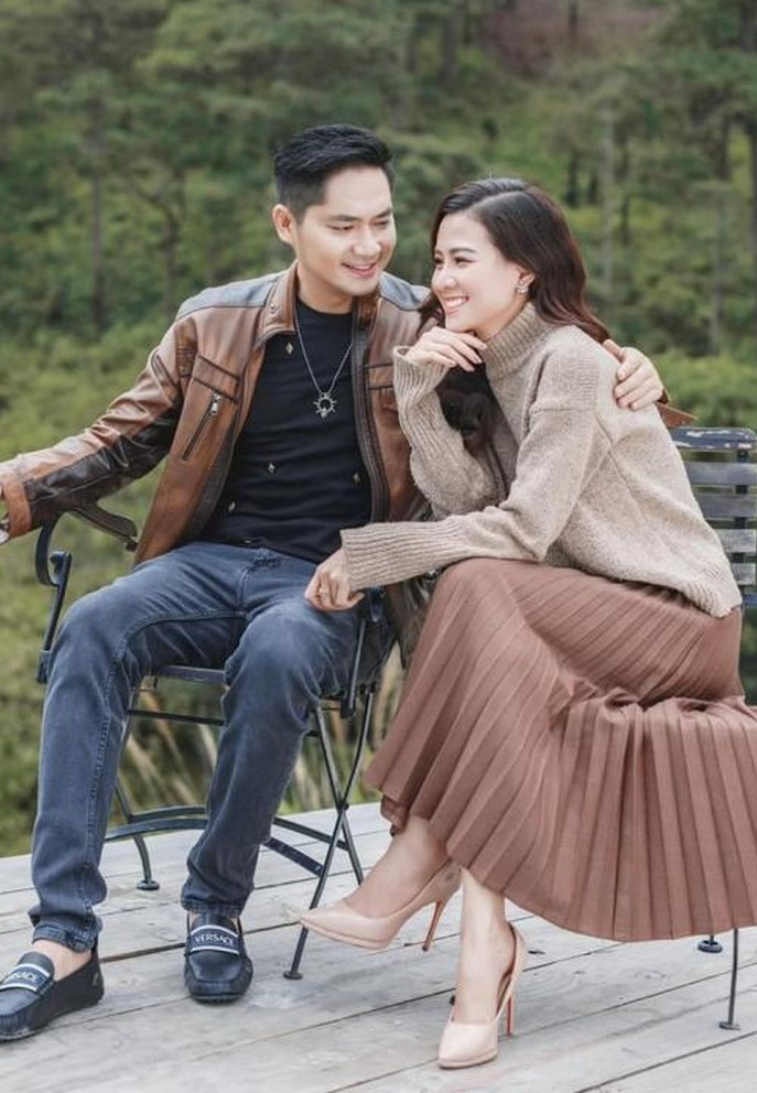 Diễn viên Minh Luân cập nhật trạng thái đang hẹn hò bạn gái trên mạng xã hội sau thời gian công khai.