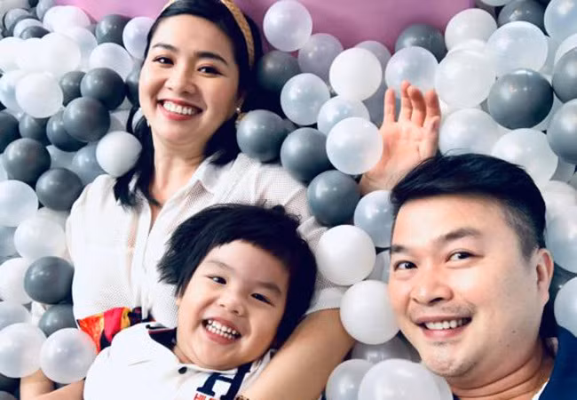 Gia đình Lê Khánh tranh thủ dành thời gian nghỉ diễn đưa con trai đi chơi.